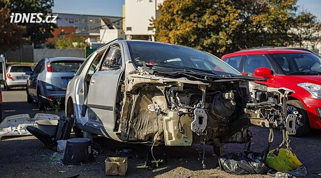 Odstranit autovraky z ulic trvá měsíce. Brnu pomáhají botičky i práce v terénu