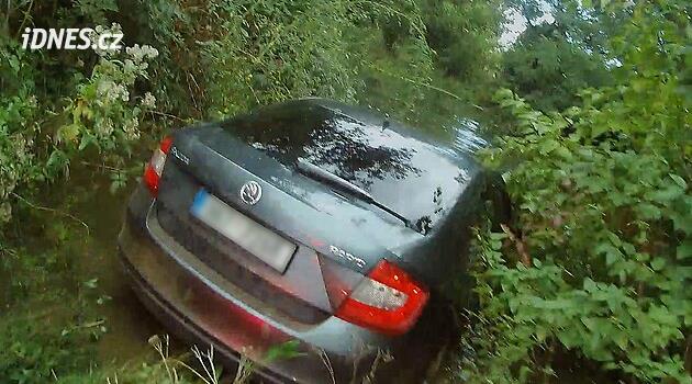 Řidič v Hranicích ujížděl policejní hlídce. Přejel pole a s autem skončil v řece