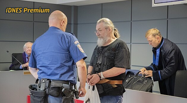 Čekáte a pak upravíte svou verzi, vytkl soudce muži. Za bodnutí v baru jde do vězení