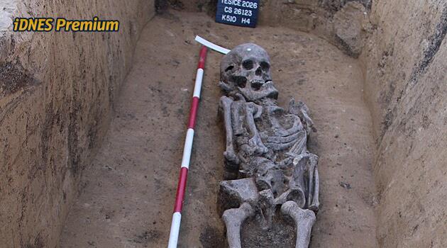 Archeologové našli na Hané unikáty: nebožtíka s prasečí nohou i kachničku z bronzu