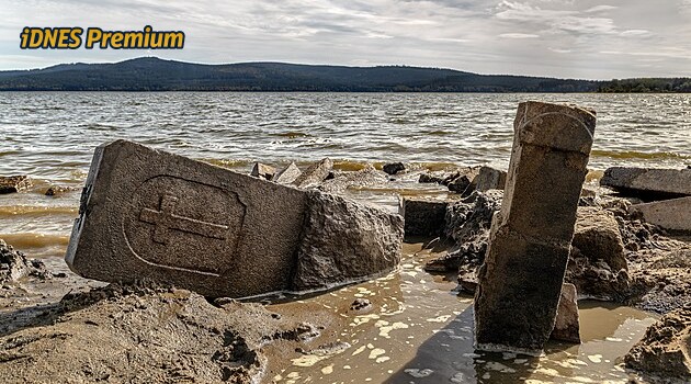 Náhrobky trčící z vody a bahna. Ustupující hladina Lipna odhalila pozůstatky hřbitova