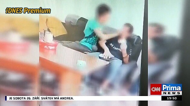 Pěst, facky i kopance. Parta dětí v Ústí nad Labem napadla dospělého muže, útok si natočila