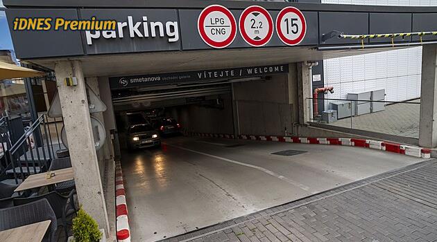 Obchodní galerie se kvůli cenám parkování pře se Vsetínem, městu hrozí žalobami