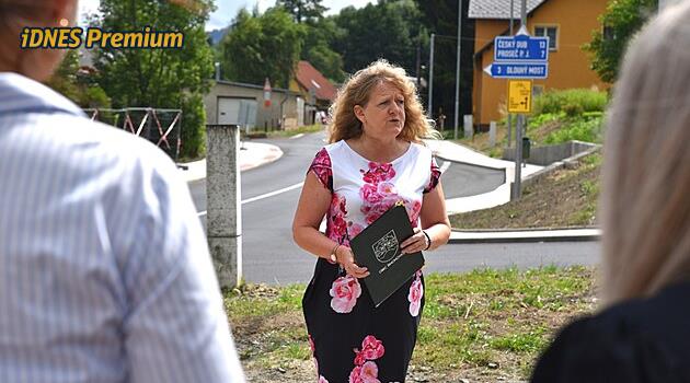 Starostce Šimonovic někdo vyvěsil po obci parte, očekává její povolební odchod