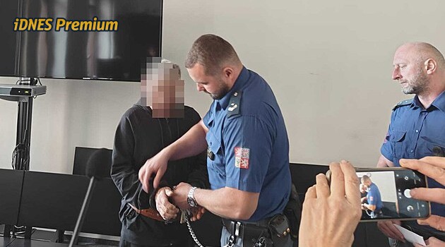 Muže viní z polití expartnerky kyselinou, u soudu došlo i na zkoušku z pravopisu