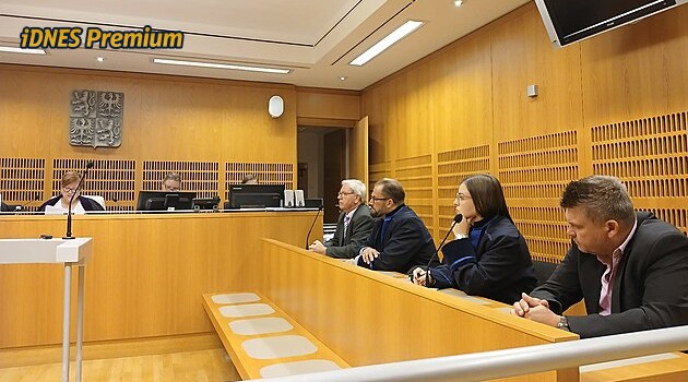 Důstojník tajné služby přihrával zakázky manželce. Vězení se vyhne, rozhodla soudkyně