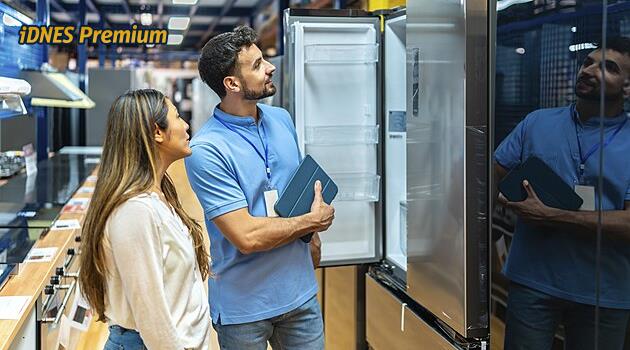 Dvě třetiny elektroniky kupují Češi online. Proč prodejny stále drží?